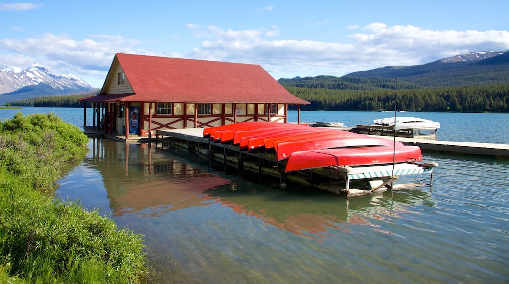 Maligne Lake fasiliteter samt kajakkpadling eller kanopadling og innsjø