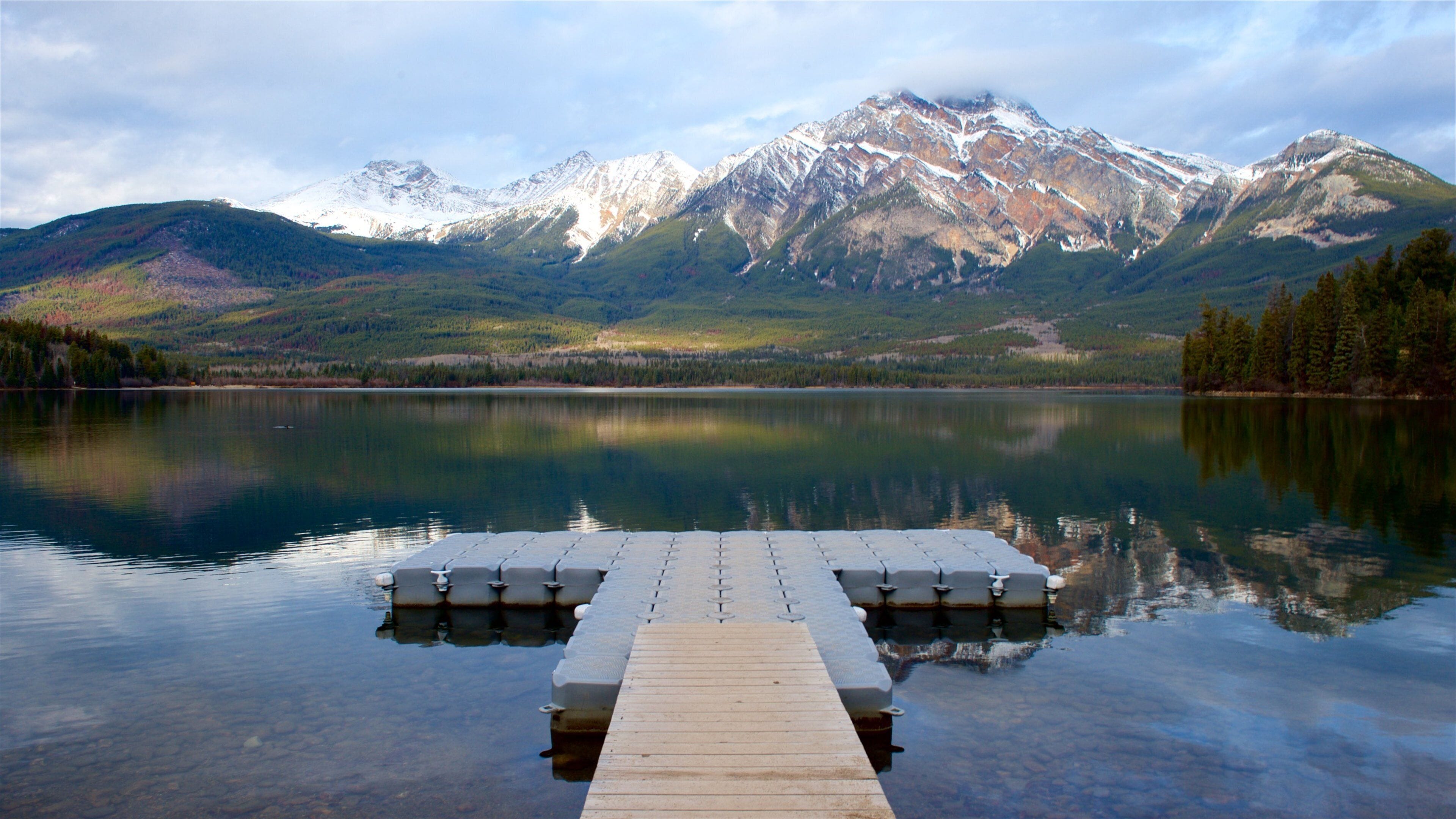 Pyramid Lake ofreciendo un lago o abrevadero, nieve y montañas