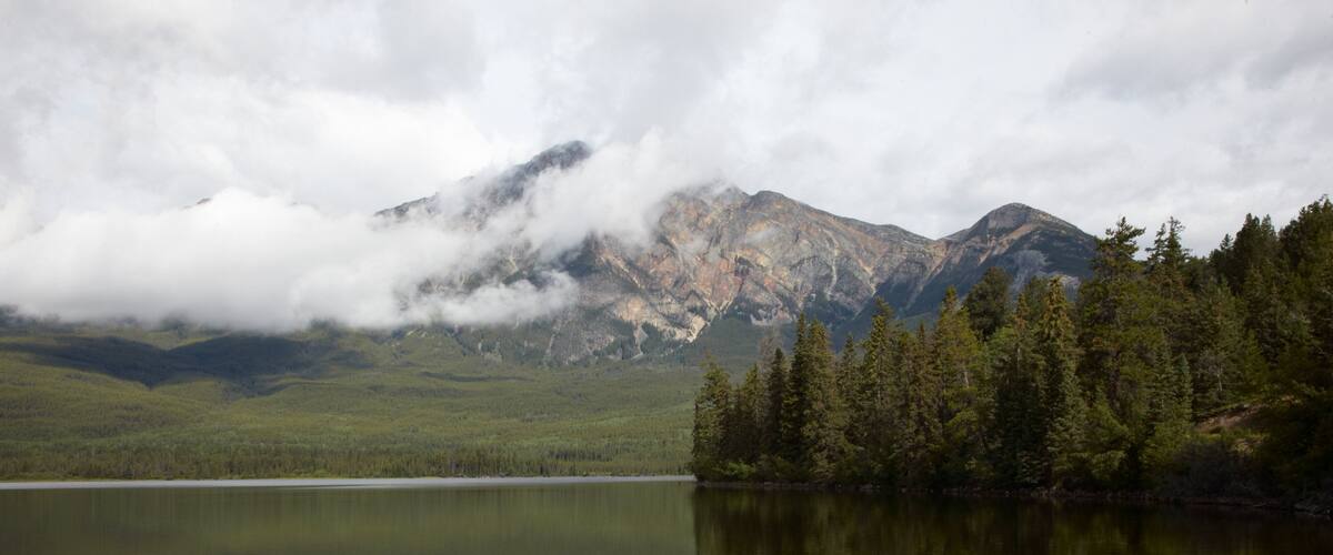 Pyramid Lake showing tranquil scenes, mountains and a lake or waterhole