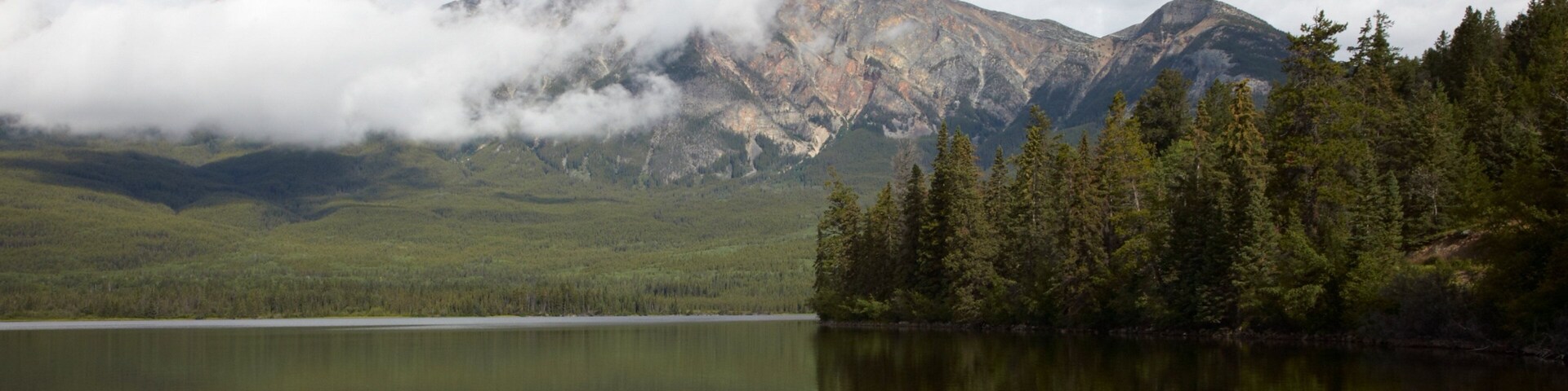 Pyramid Lake welches beinhaltet Berge, See oder Wasserstelle und ruhige Szenerie