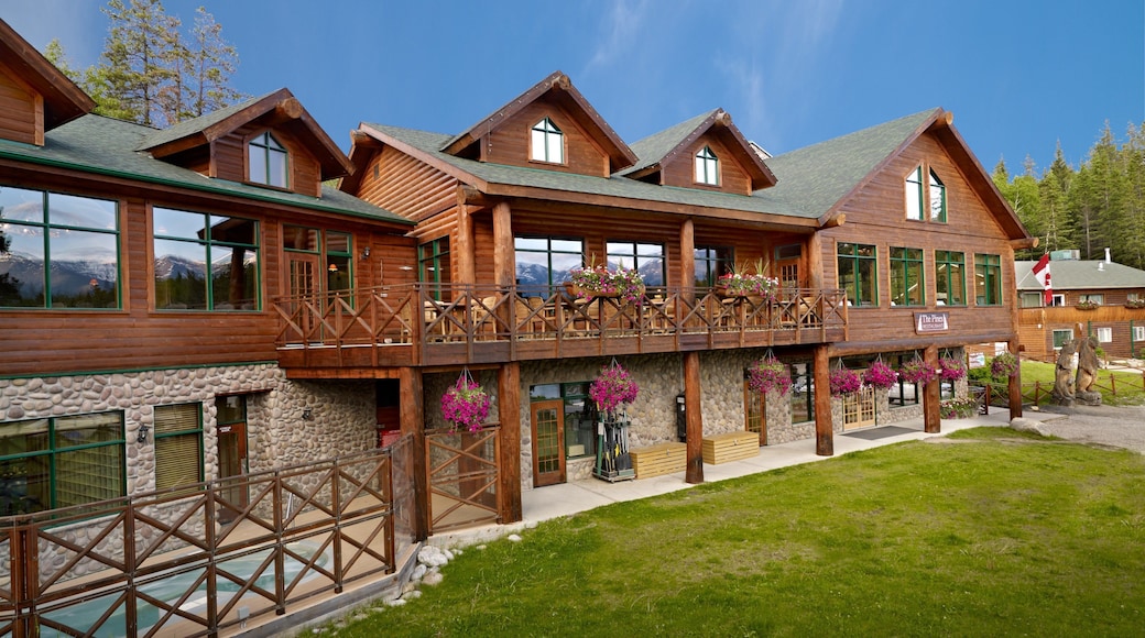 Pyramid Lake que incluye un hotel