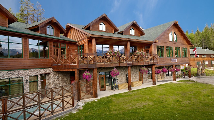 Pyramid Lake showing a hotel