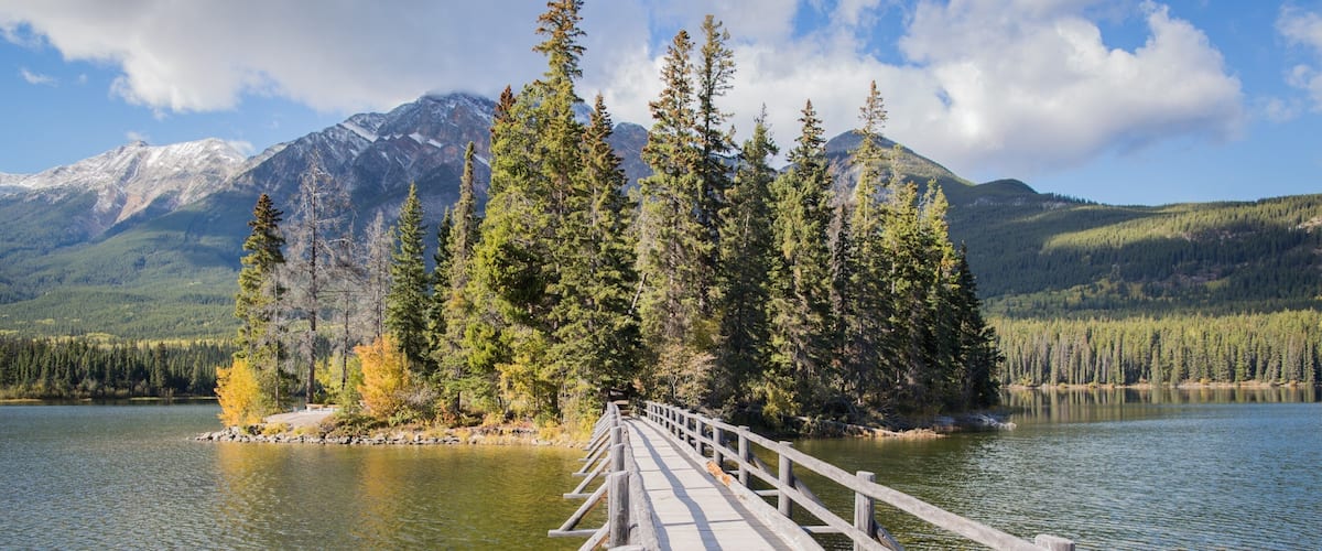 Pyramid Lake montrant pont, rivière ou ruisseau et lac ou étang