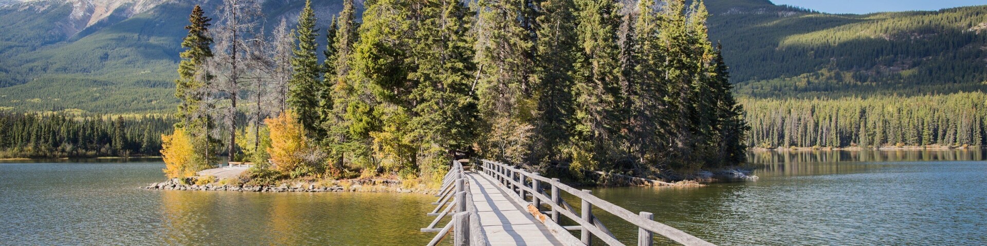 Pyramid Lake mit einem See oder Wasserstelle, Fluss oder Bach und Landschaften