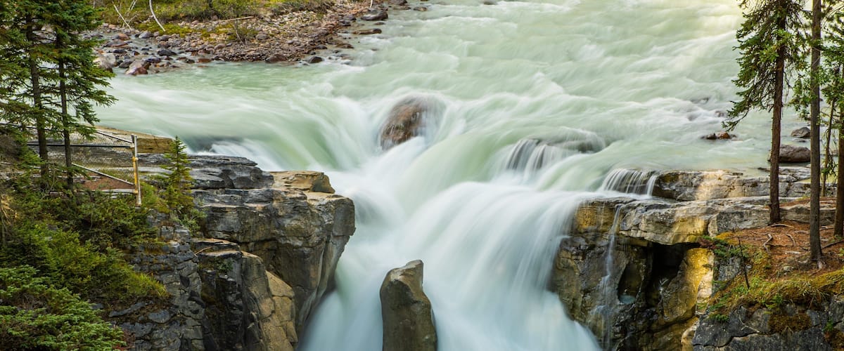 Sunwapta Falls showing a river or creek and rapids