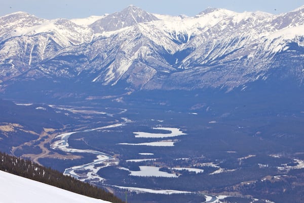 Marmot Basin showing snow, landscape views and mountains