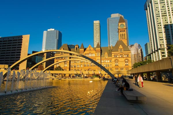 Nathan Phillips Square showing a pond, a city and a fountain