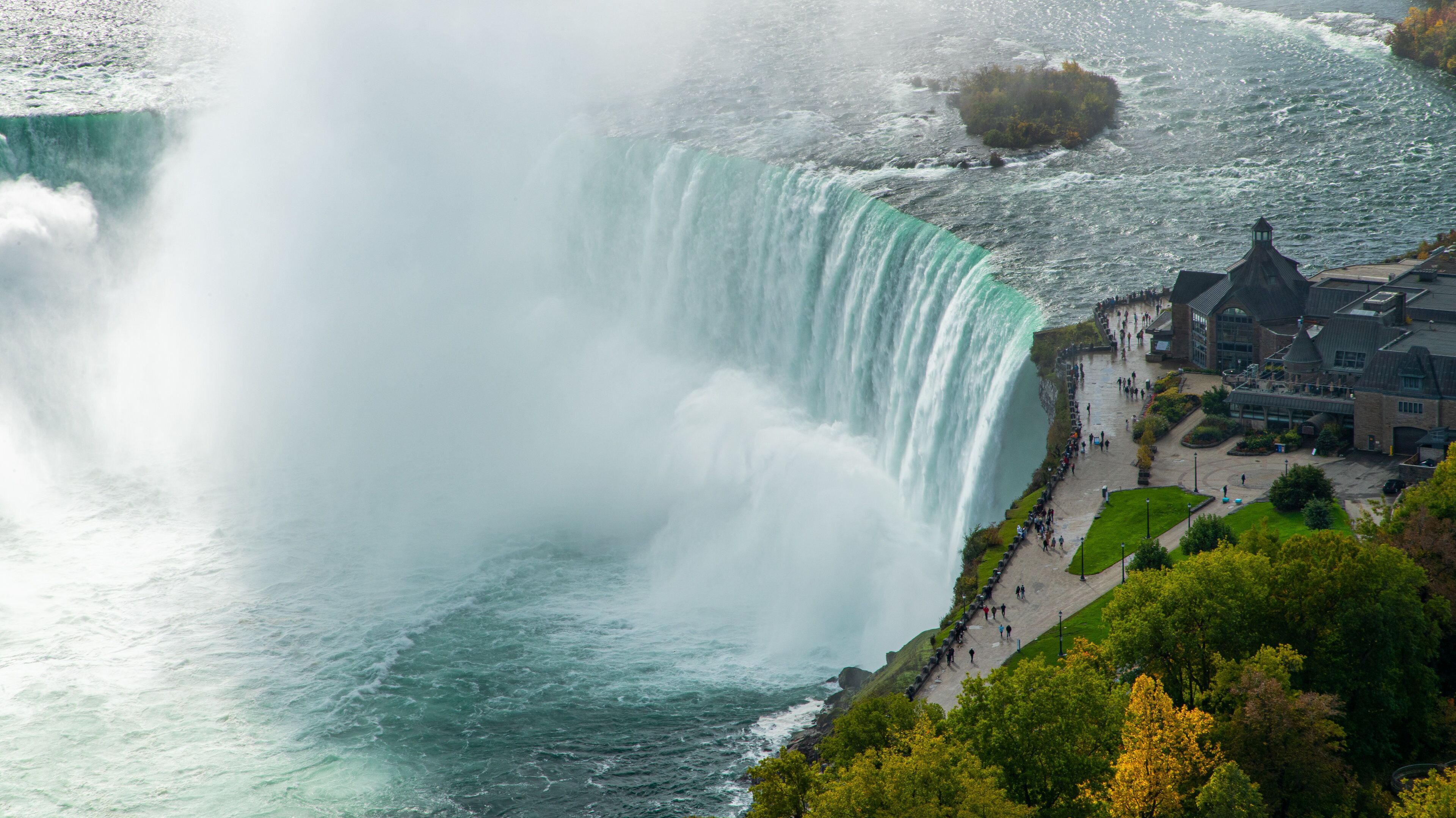 Skylon Tower which includes a cascade and mist or fog