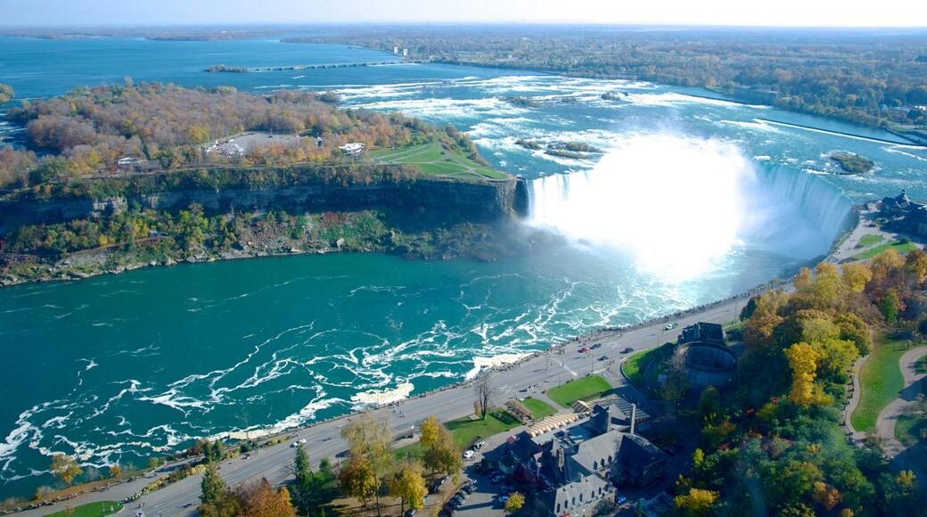 Chutes du Niagara canadiennes qui includes chute d\'eau, rivière ou ruisseau et panoramas