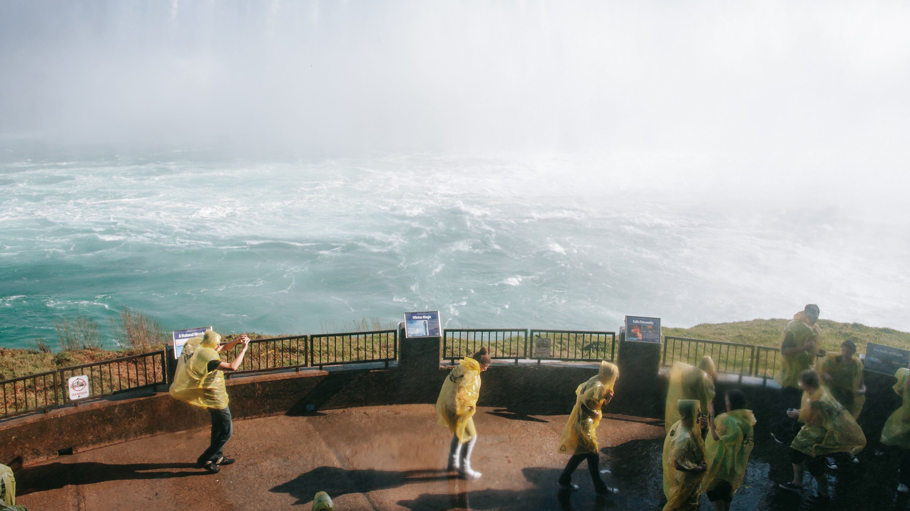 Horseshoe Falls showing landscape views, views and general coastal views