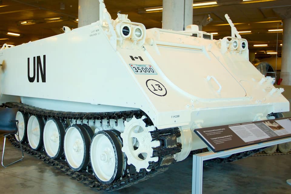 Un véhicule militaire arborant l’emblème de l’ONU, portant les numéros 35000 et 13.