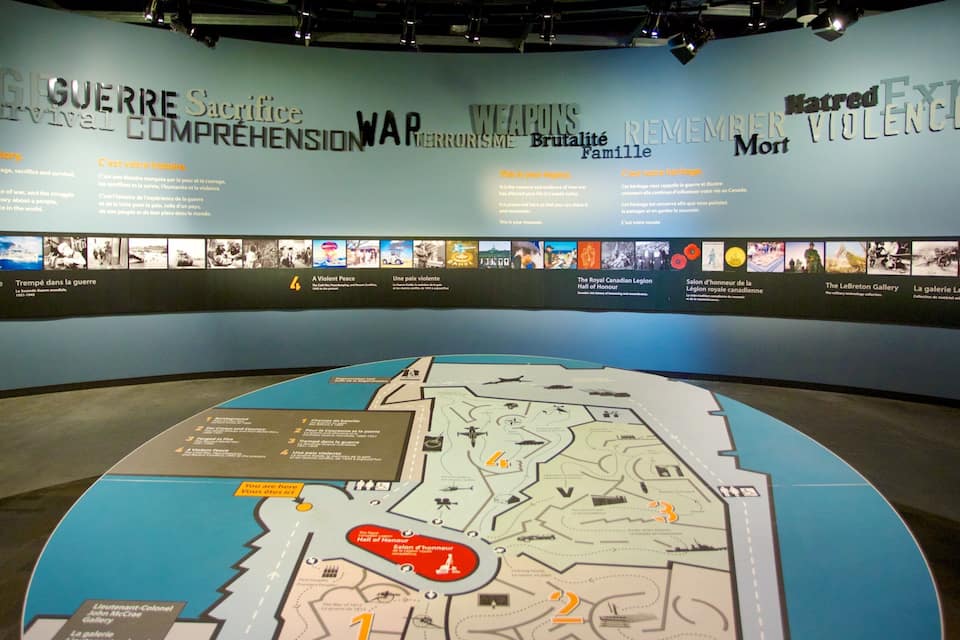 Una mostra museale con una grande mappa e pannelli informativi.