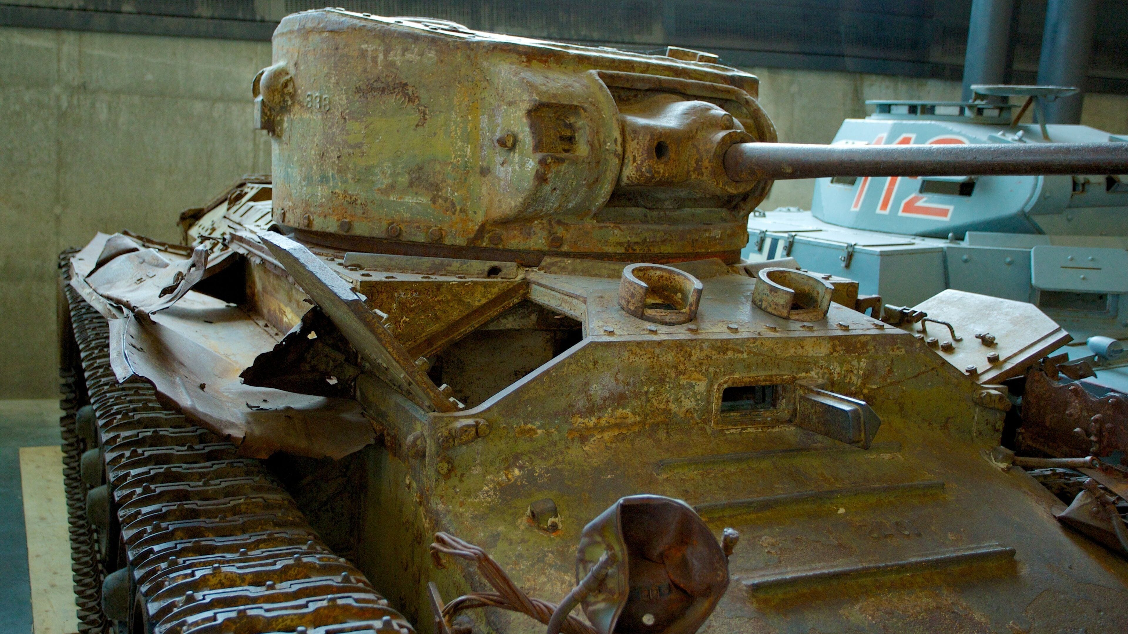 Canadian War Museum que incluye artículos militares y vistas interiores