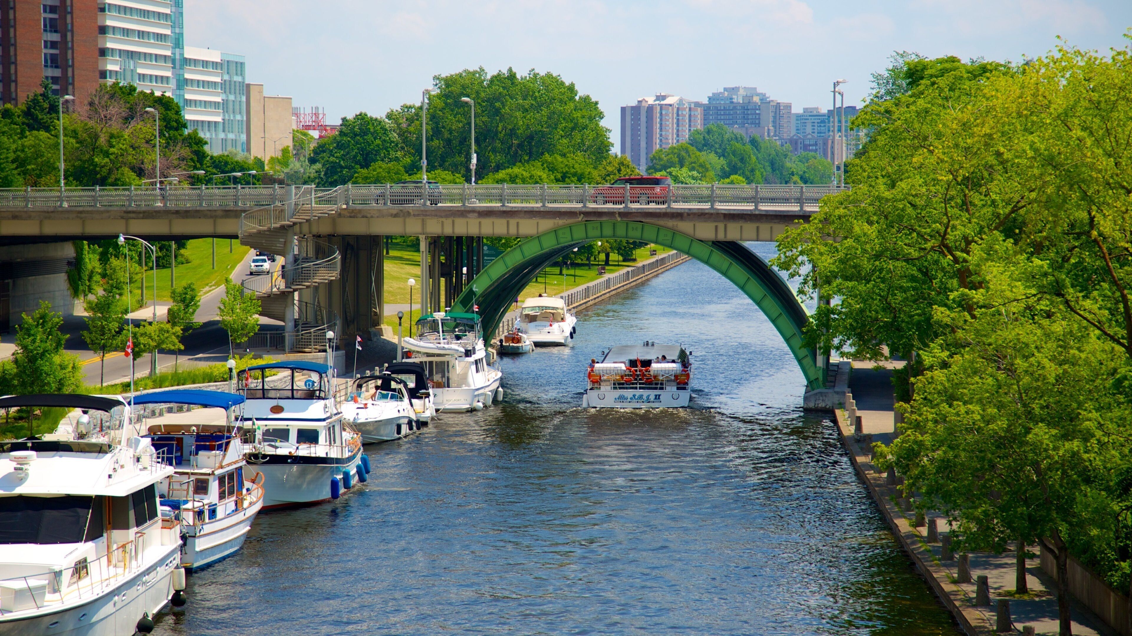 Rideau Canal ซึ่งรวมถึง เมือง, แม่น้ำหรือลำธาร และ สะพาน