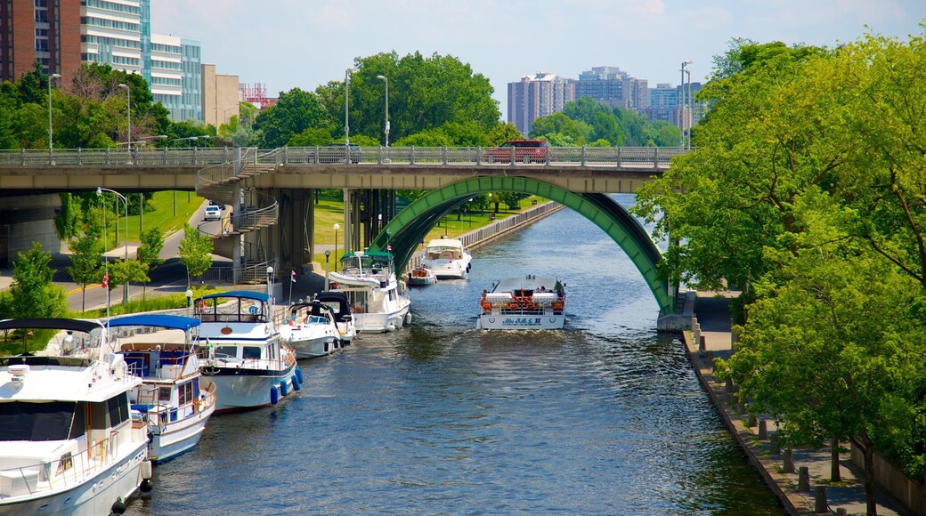 Rideau Canal mostrando botes, un río o arroyo y una ciudad