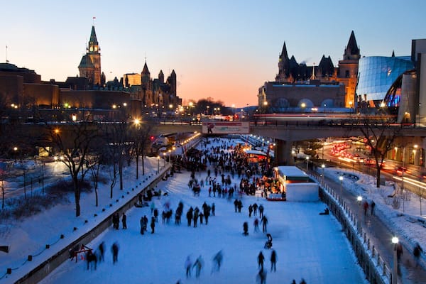 Rideau Canal mit einem Schnee, Sonnenuntergang und Stadt
