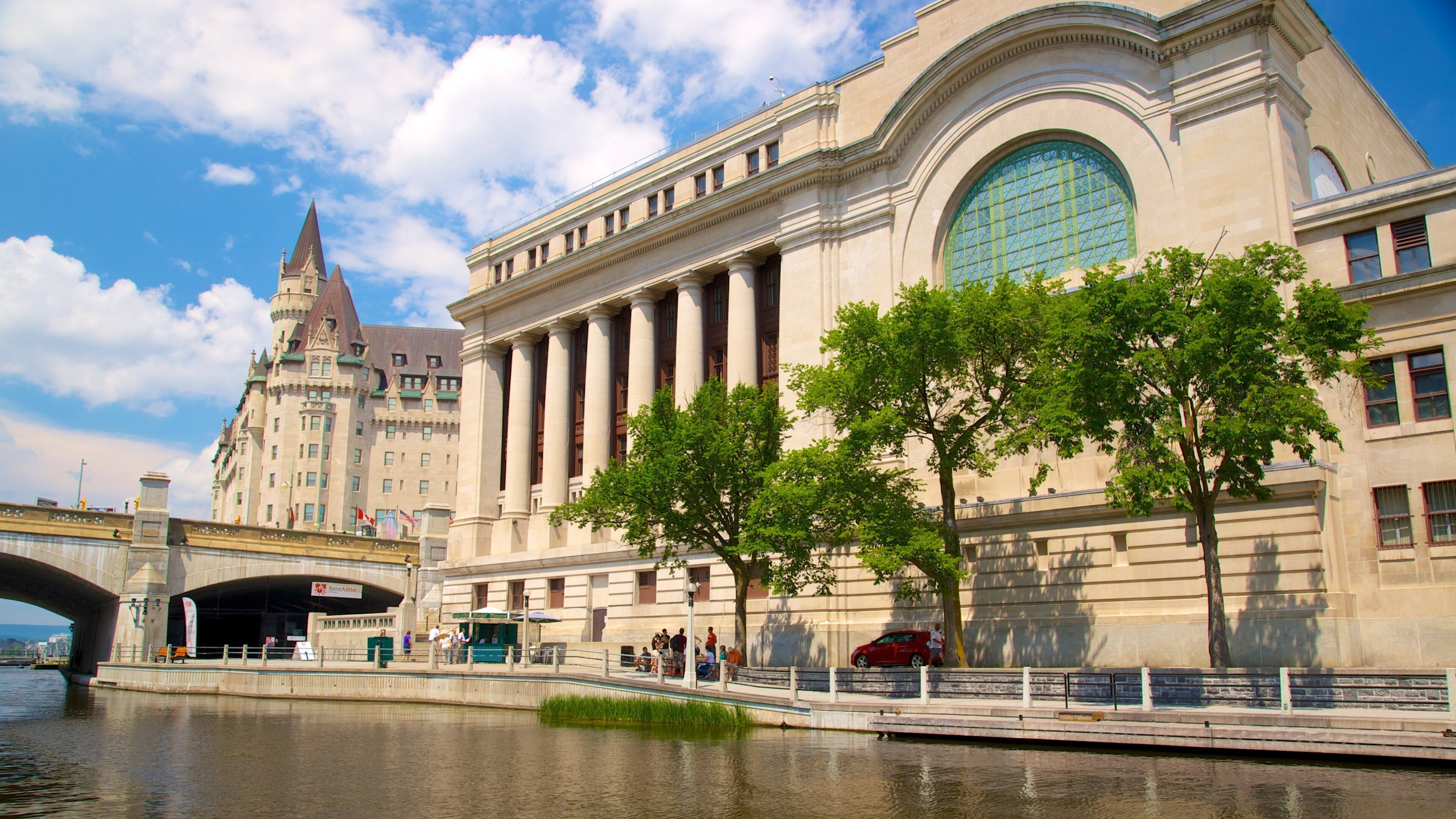 Kênh đào Rideau trong đó bao gồm tòa nhà hành chính, thành phố và kiến trúc di sản