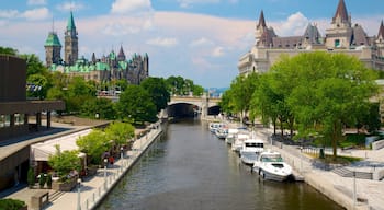 Rideau Canal mostrando botes, castillo o palacio y arquitectura patrimonial