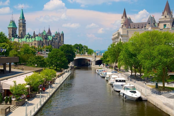 Canal Rideau qui includes patrimoine architectural, ville et riviĂšre ou ruisseau