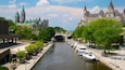 Rideaukanaal inclusief historische architectuur, een stad en een rivier of beek