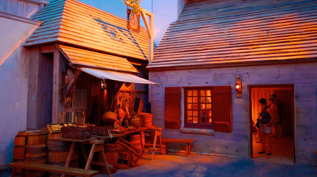 Musée de l\'histoire du Canada qui includes vues intérieures aussi bien que petit groupe de personnes