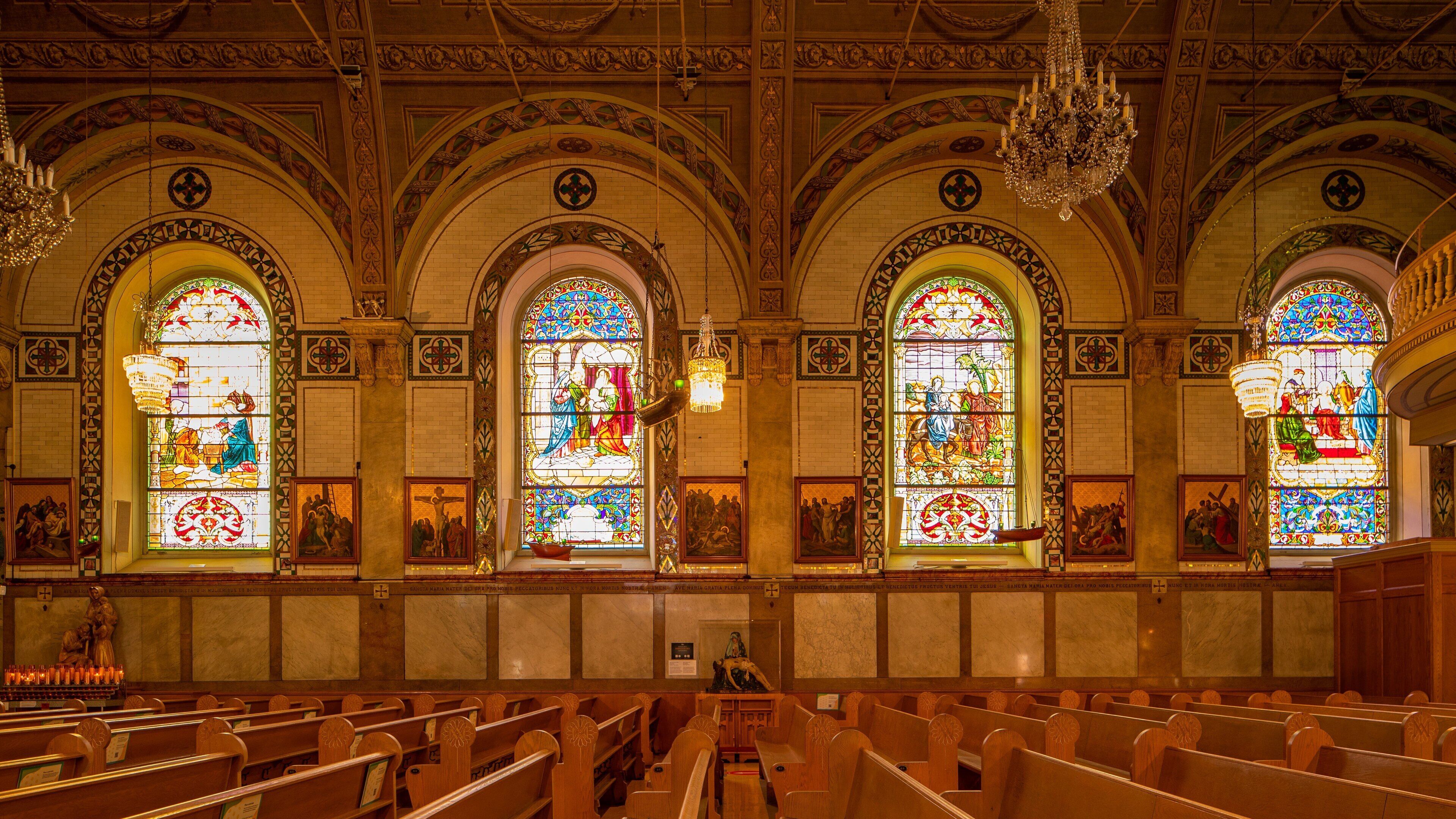 Notre-Dame-de-Bon-Secours Chapel which includes heritage elements, interior views and a church or cathedral