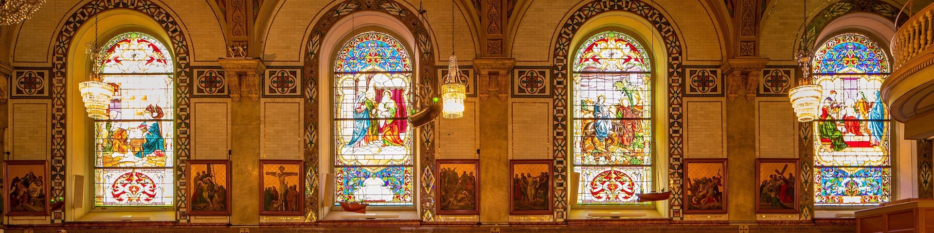 Notre-Dame-de-Bon-Secours Chapel which includes heritage elements, interior views and a church or cathedral