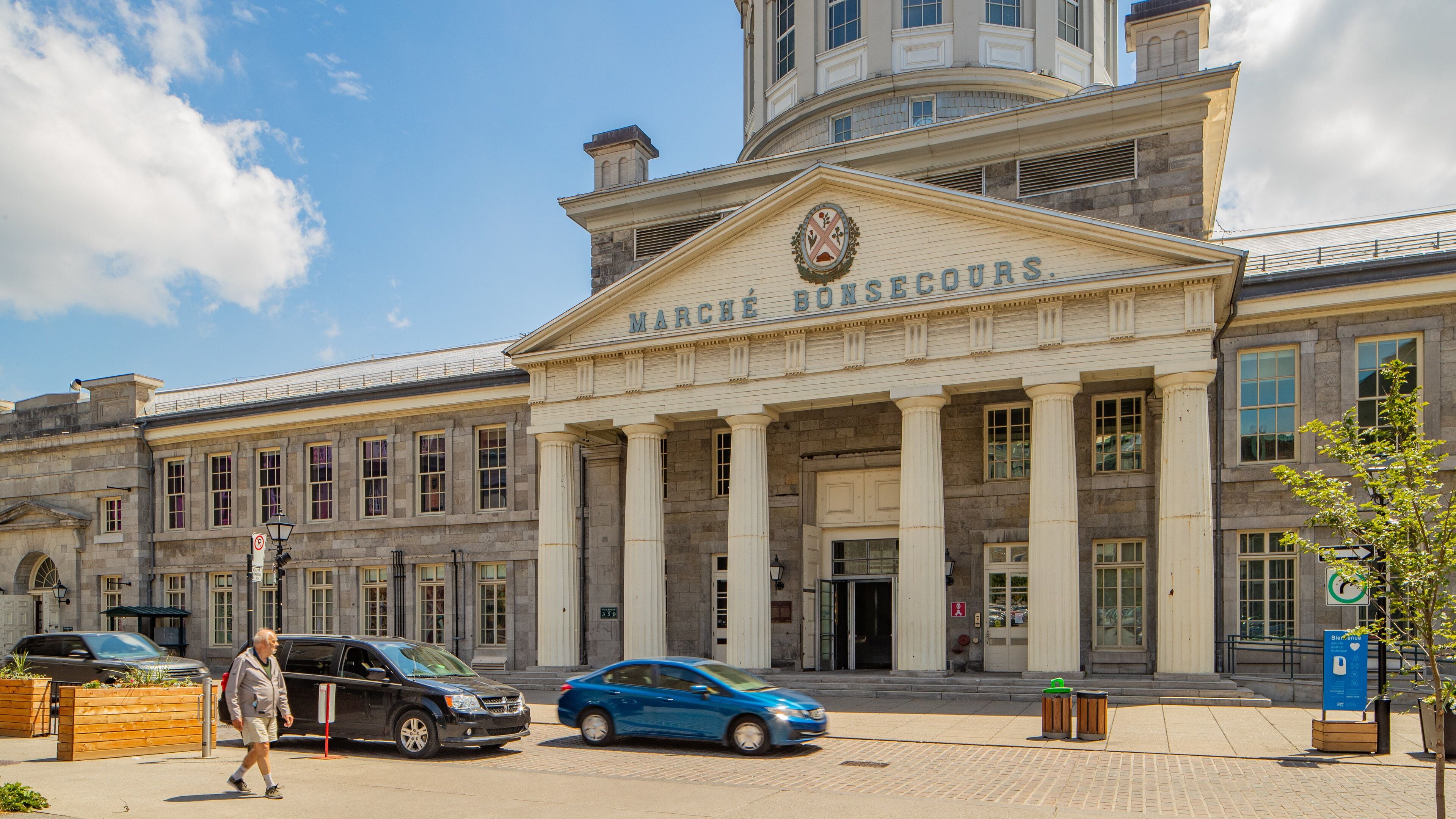 Historiallinen rakennus, jossa on pylväitä ja kyltti, jossa lukee: ”MARCHÉ BONSSECOURS”.