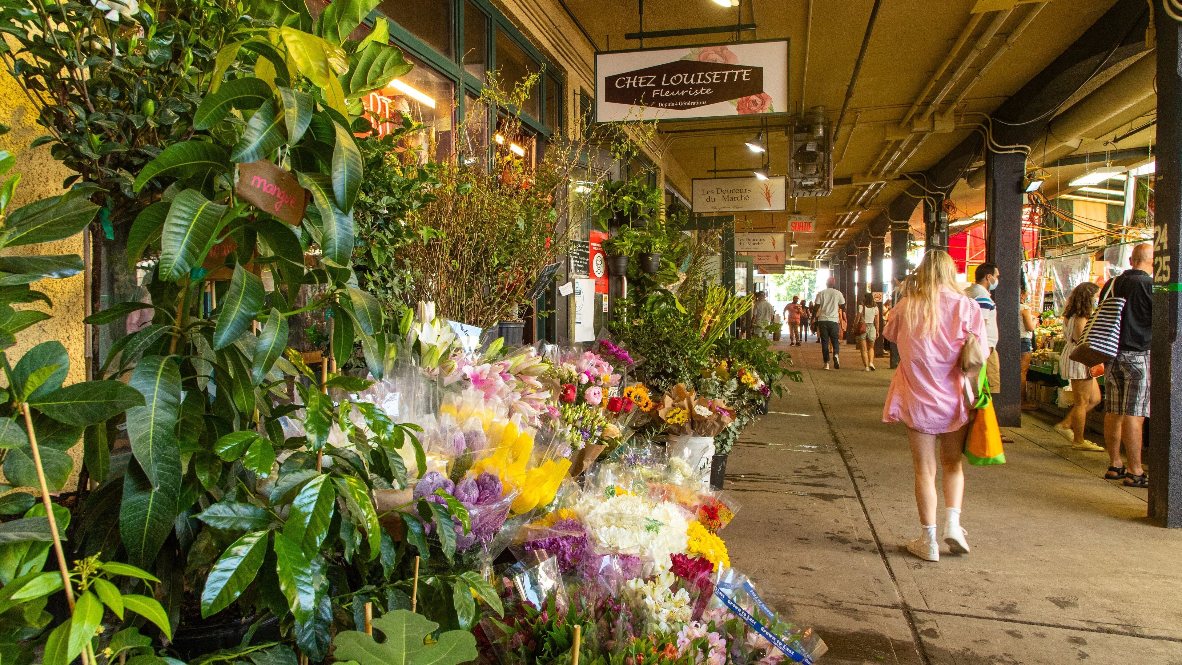 Atwater Market showing flowers and street scenes