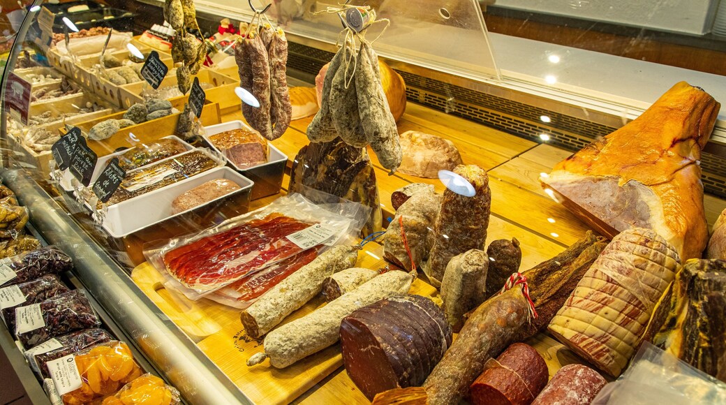 Atwater Market which includes markets and food