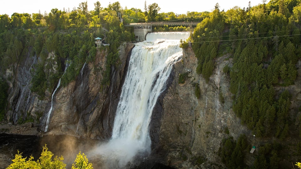 Montmorency Falls which includes a cascade