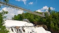 Montmorency Falls som inkluderer bro, elv eller bekk og vannfall