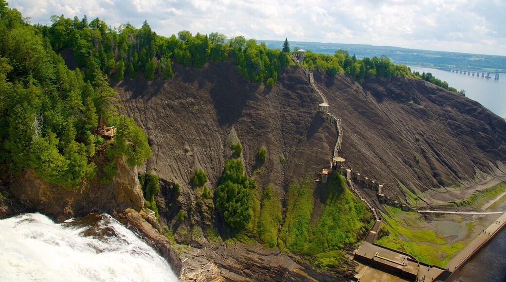 Cascadas Montmorency mostrando escenas forestales, montañas y vistas de paisajes