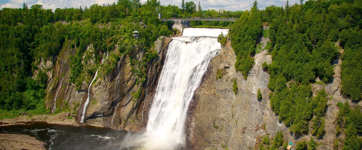 蒙莫朗西瀑布 设有 吊橋或樹梢步道, 河流或小溪 和 橋樑