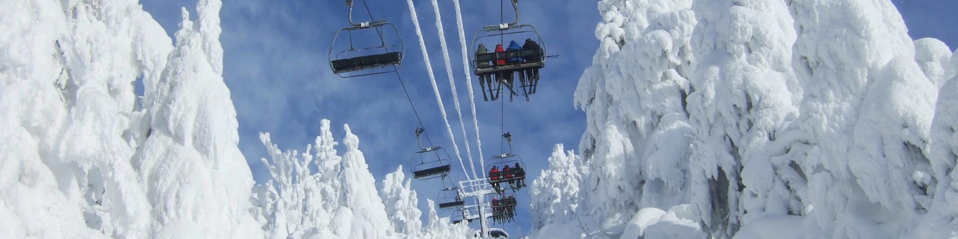 Estación de esquí Mont-Tremblant que incluye una góndola y nieve