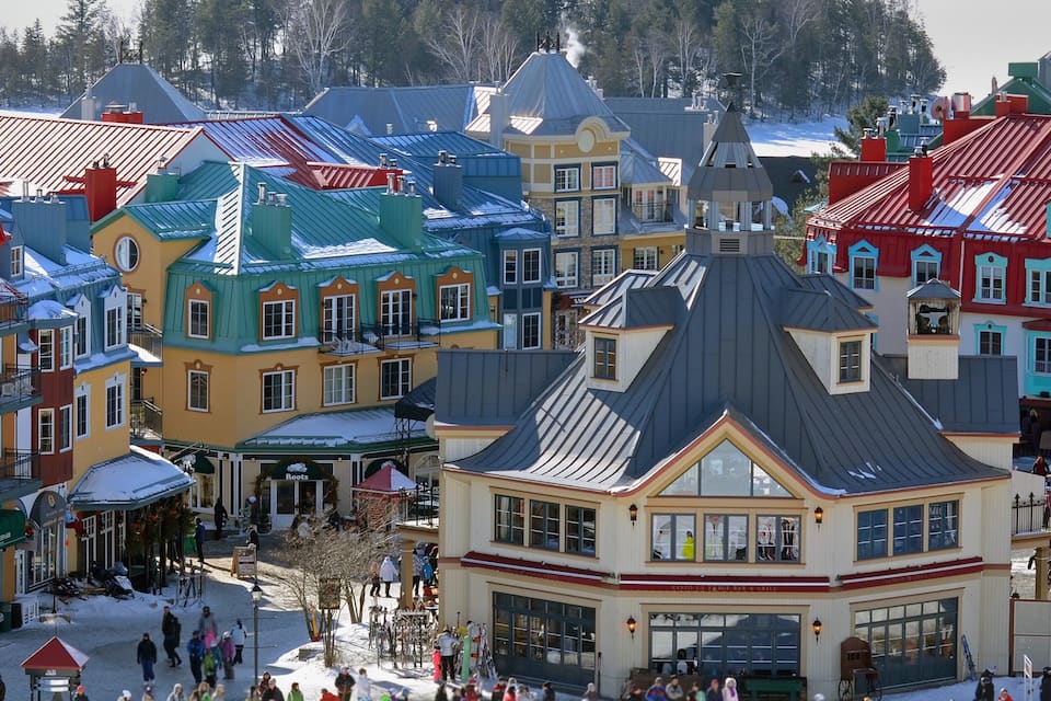 Un pueblo pintoresco con arquitectura singular y un paisaje nevado.