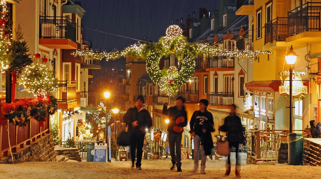 Skigebiet Mont-Tremblant das einen Stadt und bei Nacht sowie kleine Menschengruppe