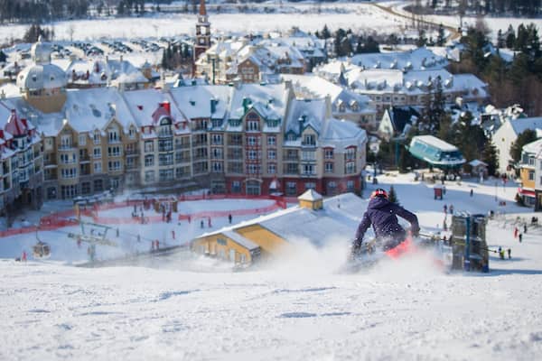 Estación de esquí Mont-Tremblant mostrando un hotel o resort de lujo, esquiar en la nieve y nieve