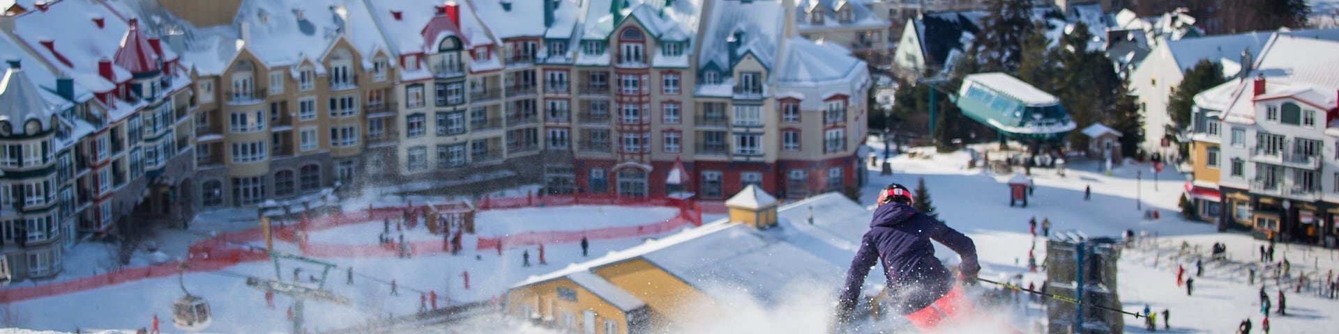 Estación de esquí Mont-Tremblant mostrando un hotel de lujo o resort, nieve y ski en la nieve
