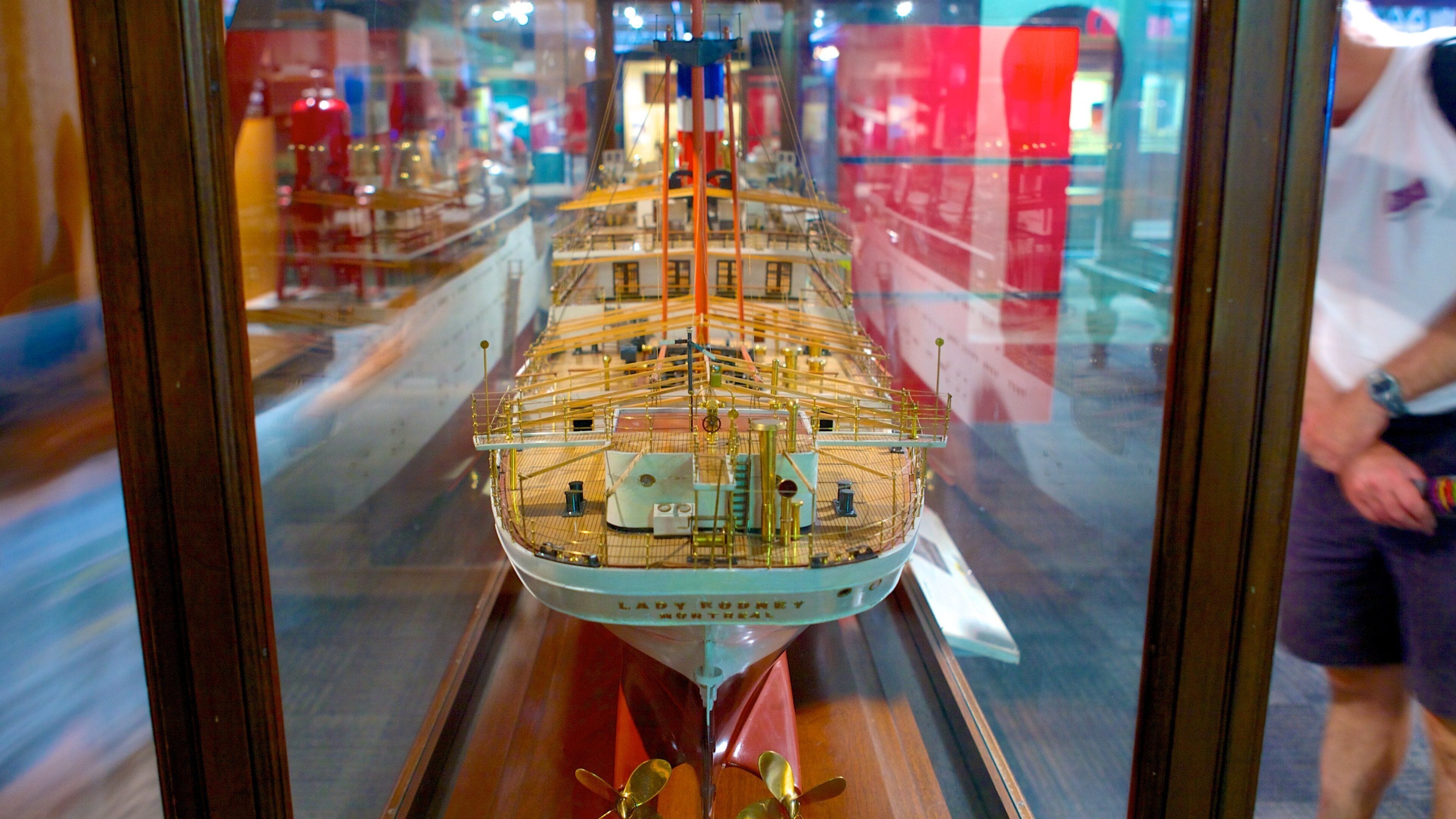 Une maquette de navire portant une plaque avec l’inscription « Lady Rondeau ».