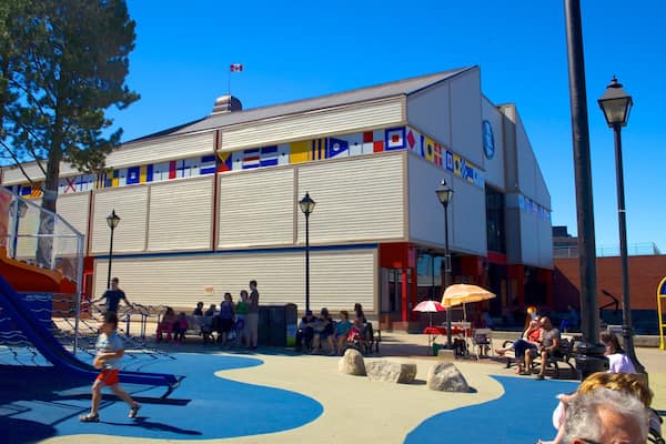 Maritime Museum of the Atlantic qui includes aire de jeu aussi bien que important groupe de personnes