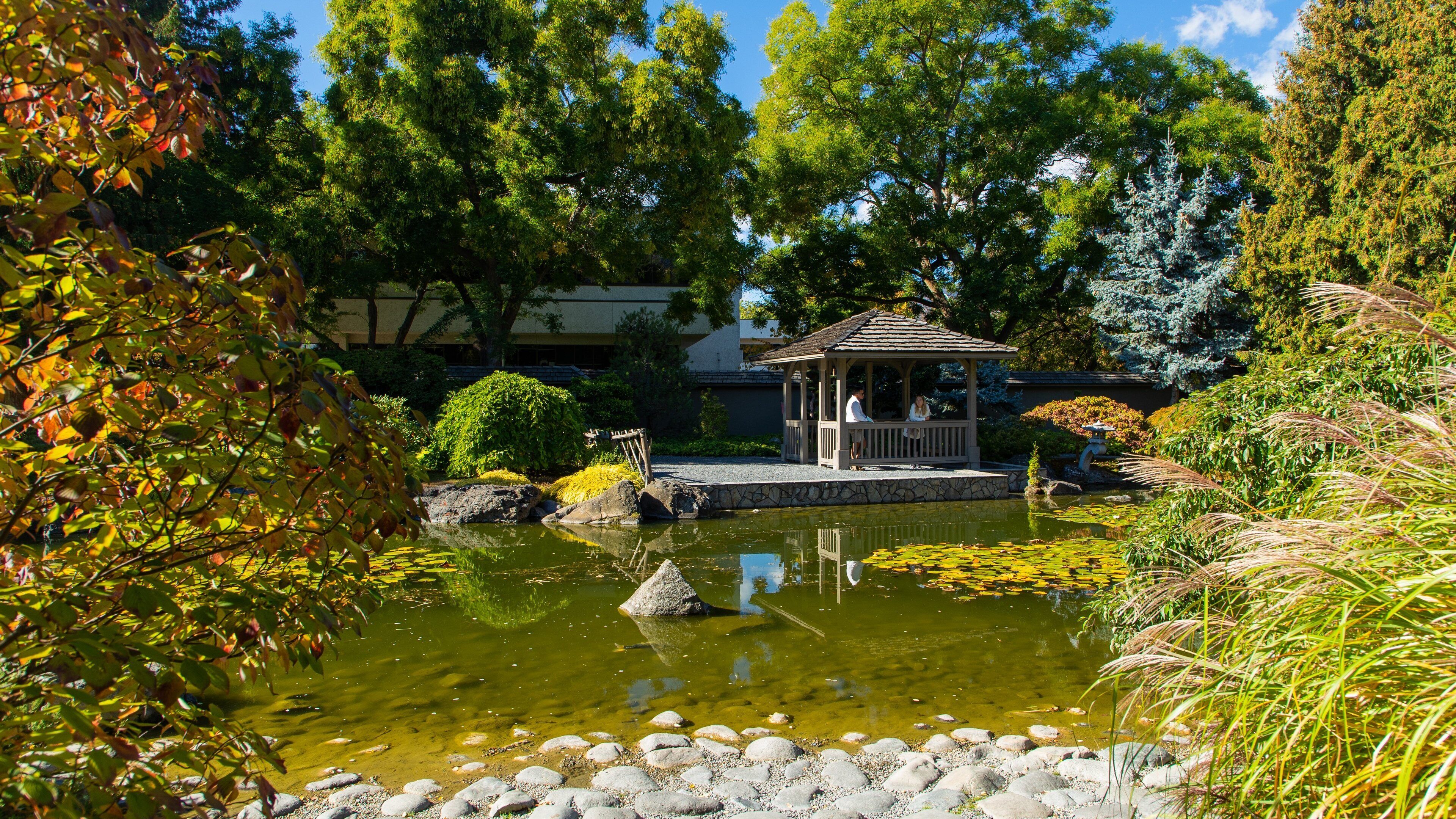 Kasugai Gardens featuring a pond