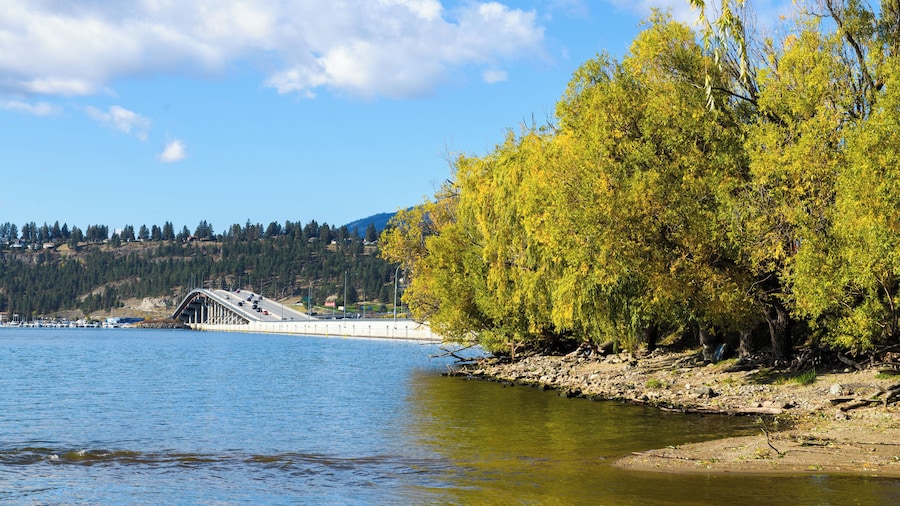 Puente del lago Okanagan