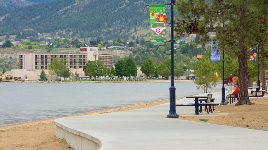 Okanagan Beach montrant une petite ville ou un village, paysages cĂŽtiers et un parc