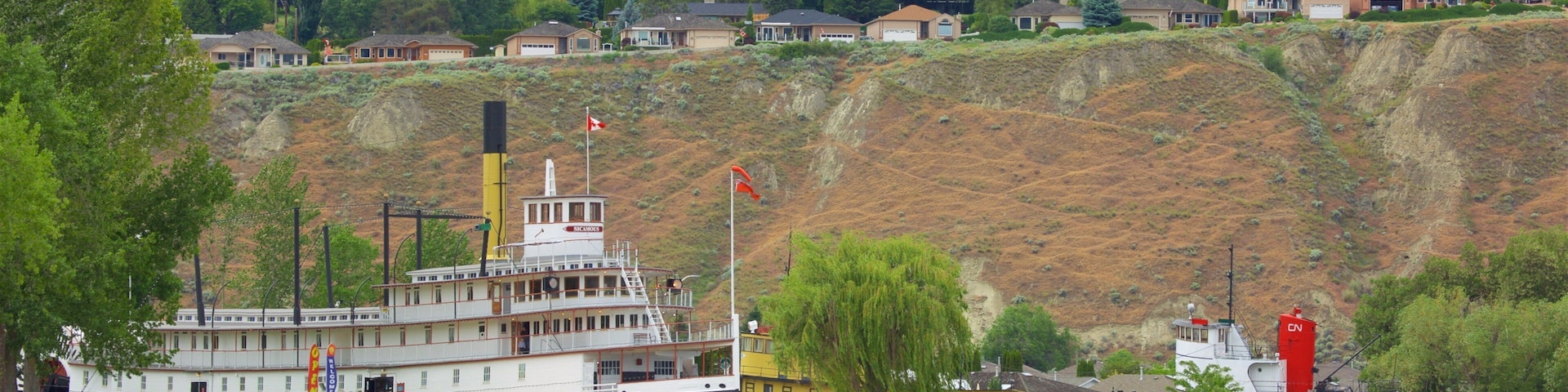 Parque Okanagan que incluye una pequeña ciudad o aldea, una bahía o un puerto y una playa de arena