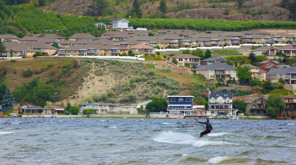 Okanagan Beach caracterizando uma cidade pequena ou vila, kitesurfe e paisagens litorâneas