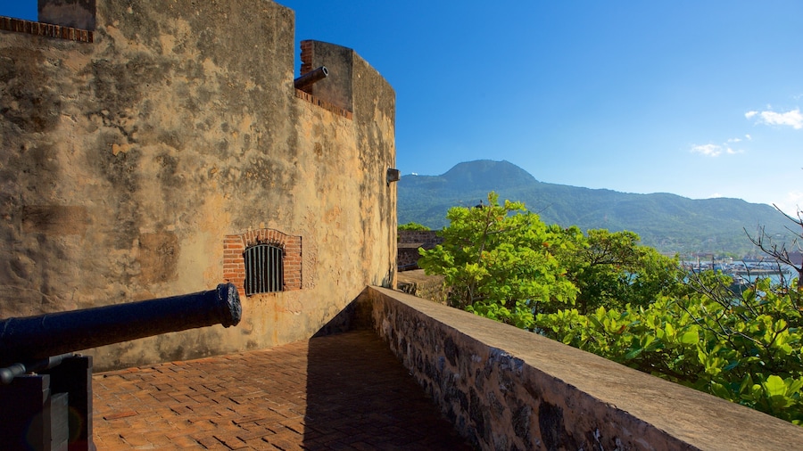 Fuerte de San Felipe que incluye artículos militares y elementos patrimoniales