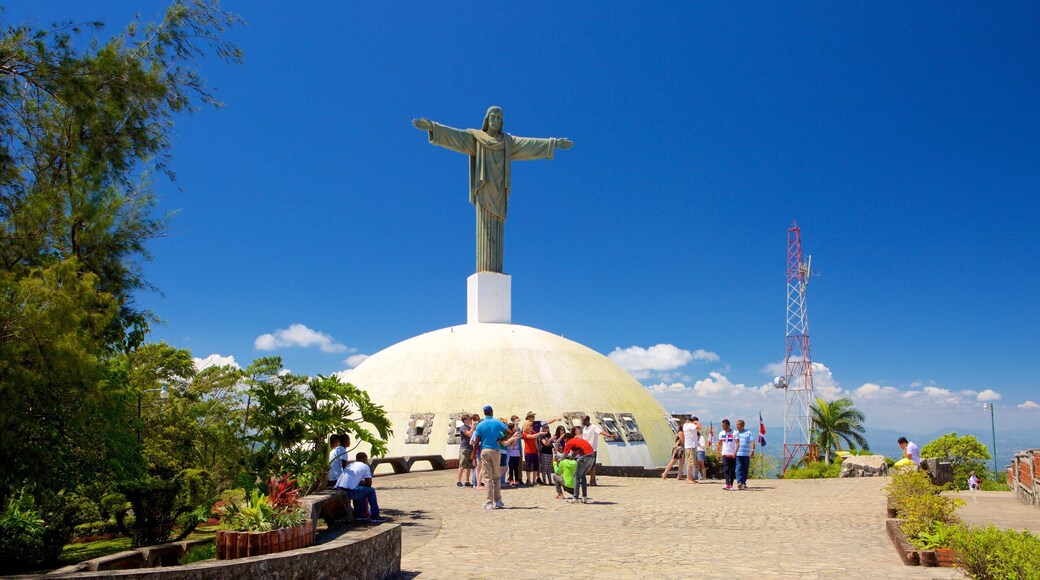 Pico Isabel de Torres og byder på en statue eller en skulptur og religiøse aspekter såvel som en lille gruppe mennesker