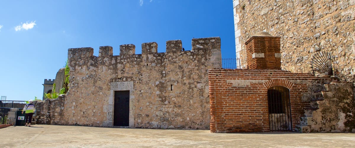 Ozama festning som viser historisk arkitektur, kulturarv og palass