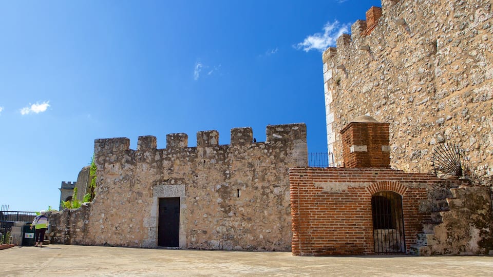Fort Ozama showing a castle, heritage elements and heritage architecture